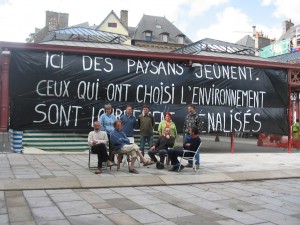 Les agriculteurs obtiendront au moins partiellement gain de cause, grâce aussi à des actions juridiques et surtout au soutien de nombreux citoyens, d'associations environnementales et d'élus qui vont parfois se joindre au jeûne.